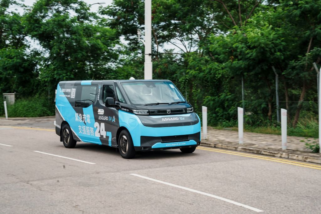 Asgard EV 流動充電車行駛於綠樹林道